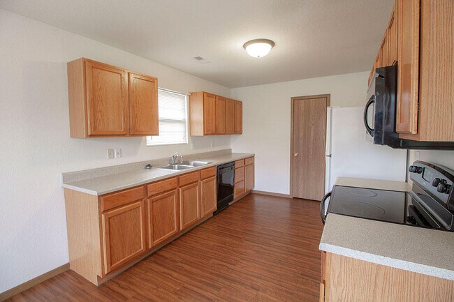 Building Photo - 1601 Smiley Ln