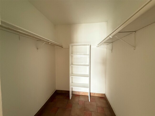 Building Photo - 7200 Clarewood Dr