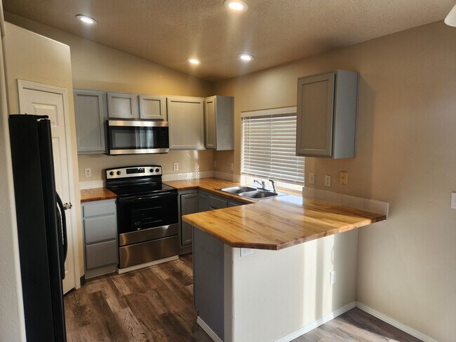 Building Photo - Remodeled 3 bedroom