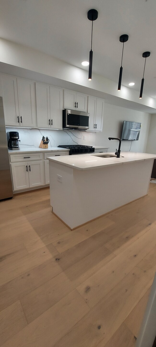 Building Photo - 808 12th St NE