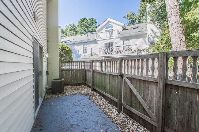 Building Photo - 2 Bedroom 2.5 Bathrooms in South Chesapeake