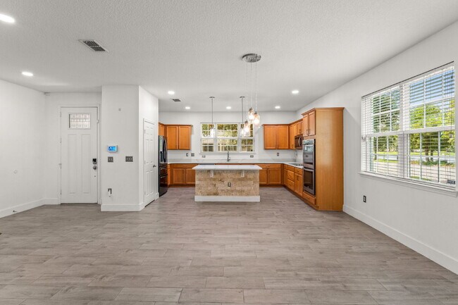 Building Photo - Spacious 3-Bed, 2.5 Bath End Unit Townhome in Windermere with 2 Car Garage!