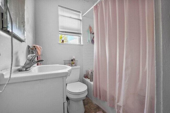 Building Photo - 4 bedrooms, 2 bathrooms, legal for 8 people