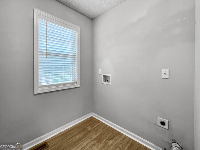 Building Photo - 6825 Wells Ct