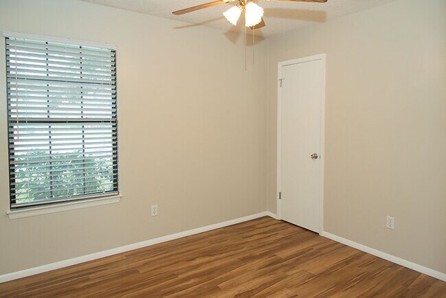 Building Photo - "Charming 3-Bed Oasis with 2 Full Baths in...