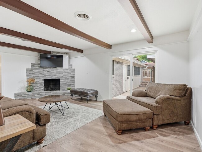 Building Photo - 2121 Canton Dr