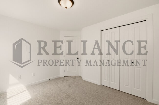 Building Photo - 5249 N Pinecrest Ct