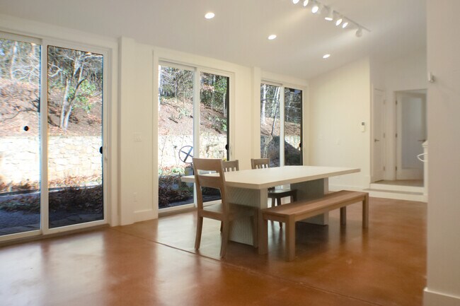 Building Photo - 21 Woodbury Rd