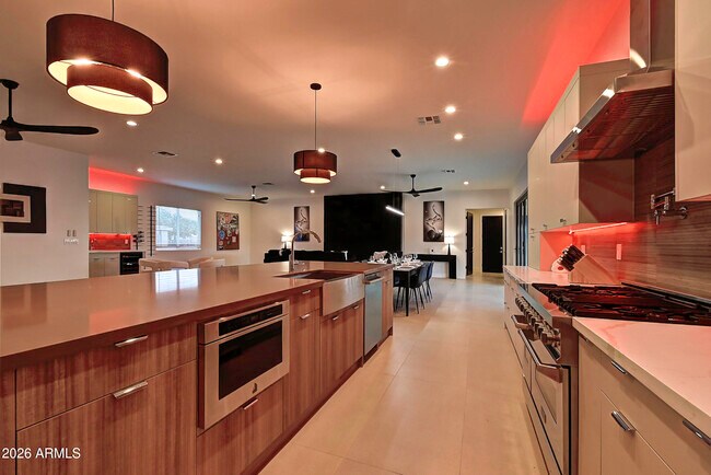 Building Photo - 6401 E Larkspur Dr