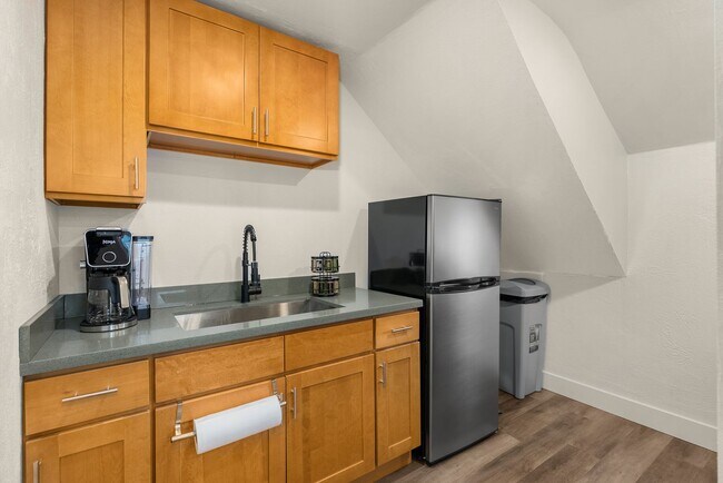 Building Photo - For Rent – 1 Bed / 1 Bath Apartment in Lak...
