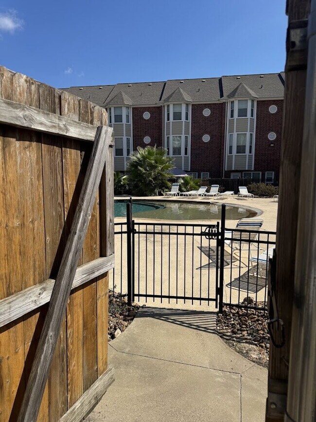 Building Photo - 4 Bedroom 4.5 Bath and 4 parking spaces