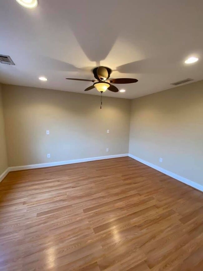 Building Photo - 3 Bed Home with 4 Car Garage!