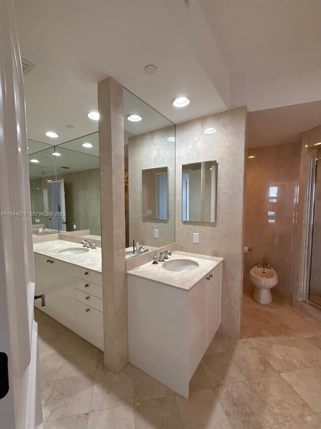 Building Photo - 785 Crandon Blvd