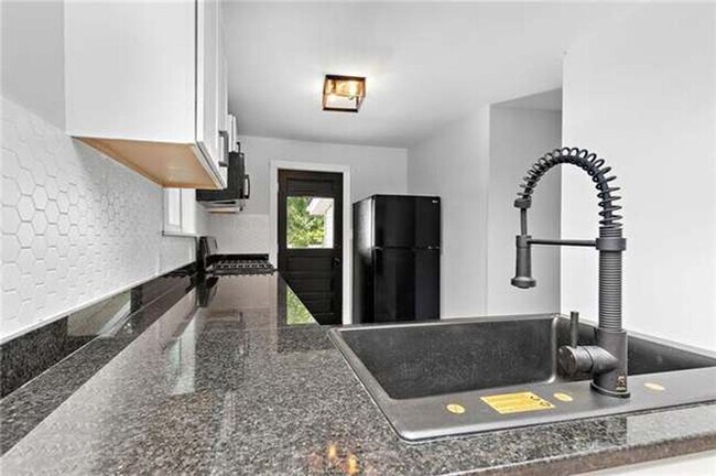 Building Photo - Charming 3 Bed, 3 Bath Bungalow in Independence!