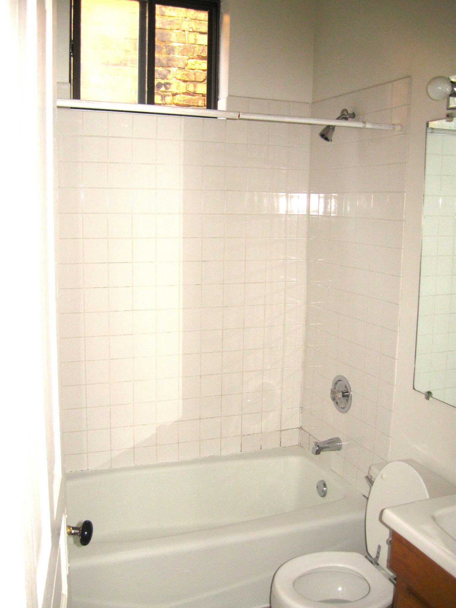 Building Photo - 833 W Newport Ave