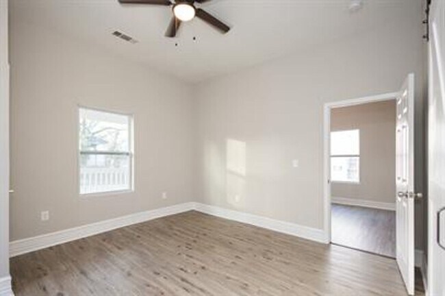 Building Photo - 211 W Cherry St