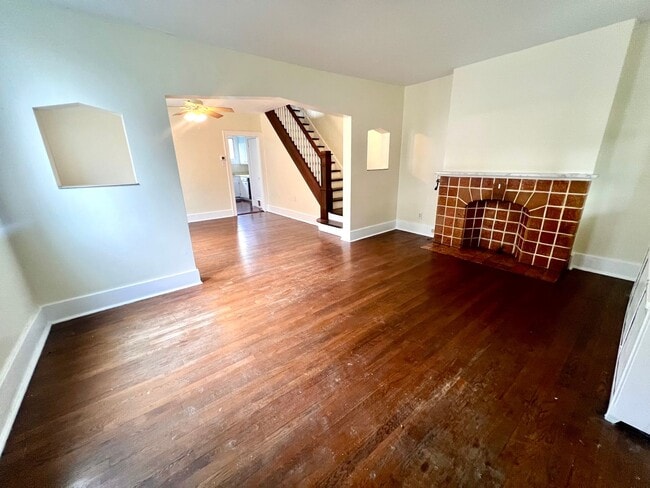 Building Photo - Spacious Home - 3 bedroom 1 bath - Squirre...