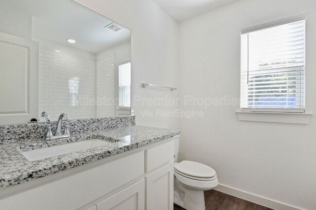 Building Photo - 603 W Johnson St