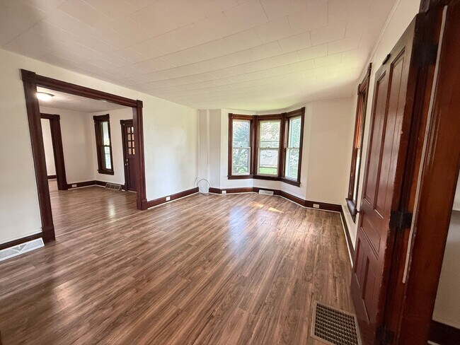 Building Photo - 306 N Elm Ave
