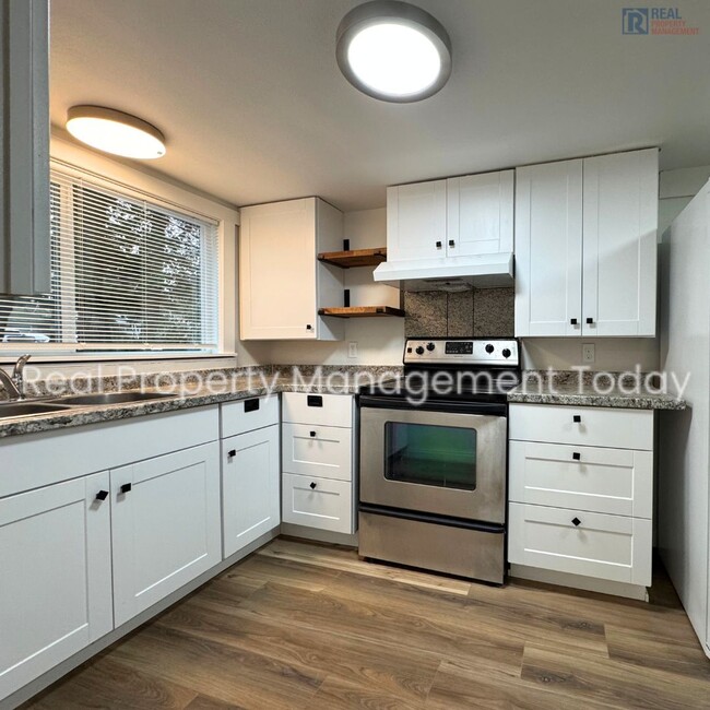 Building Photo - Beautiful remodeled 3 bed 1.5 bath with de...