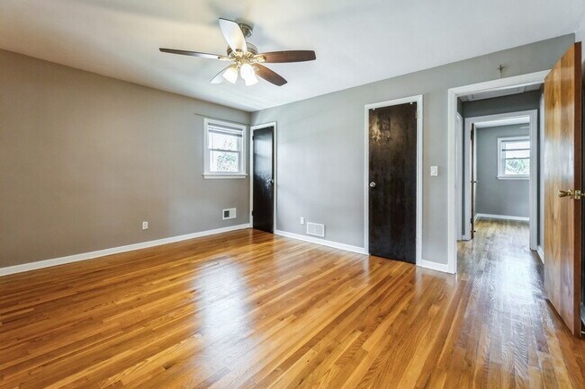 Building Photo - Bergenfield NJ Split Level Spacious Single Family home