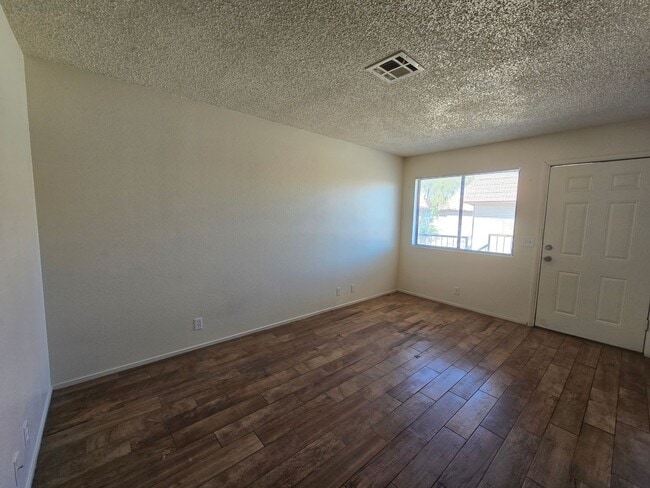 Building Photo - A nice & cozy 1-bedroom, 1-bathroom upstairs condo