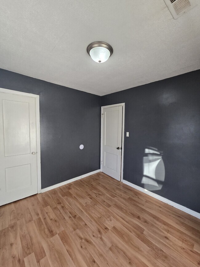 Building Photo - 1332 N Erie St