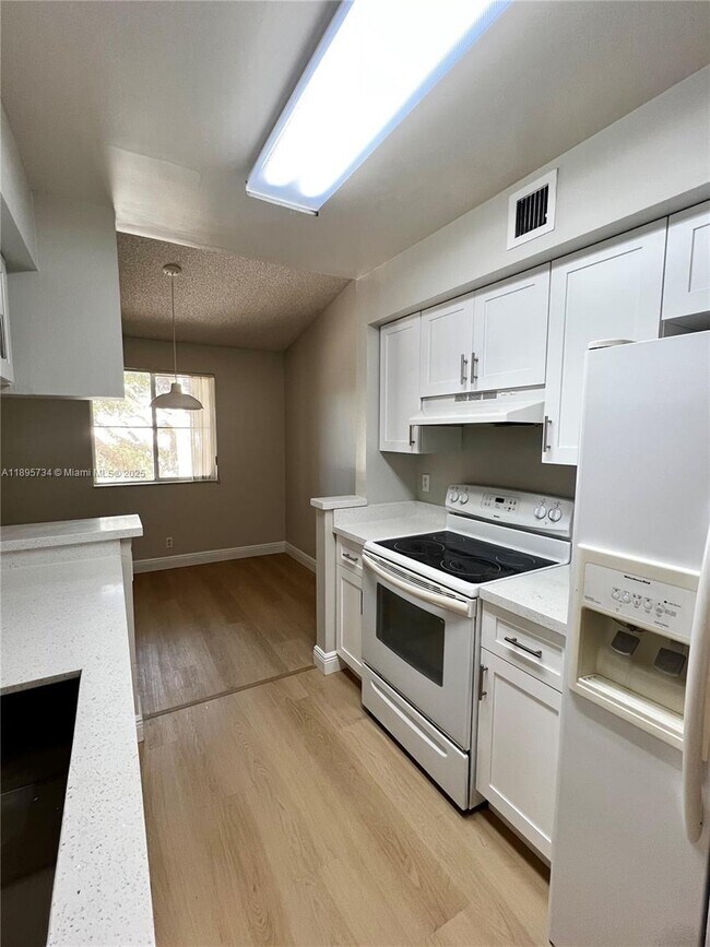 Building Photo - 9855 Westview Dr