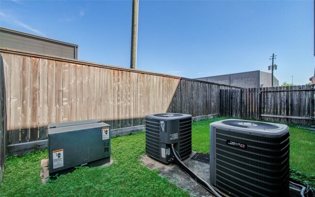 Building Photo - 10804 Brittmoore Oaks Pl