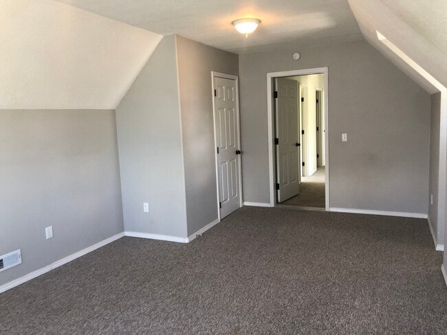 Building Photo - 1500 NW Canyon View Dr