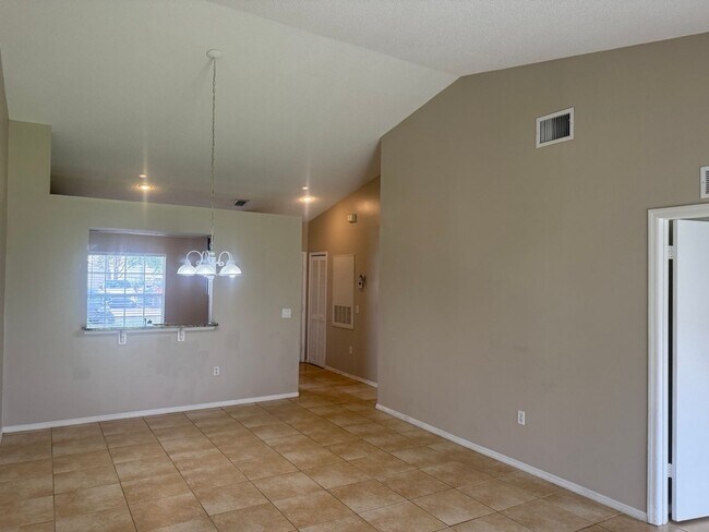 Building Photo - 3/2 Villa Located in Desirable S. Orlando ...