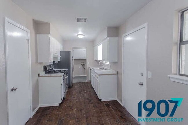 Building Photo - Spacious 5-Bedroom Home in Moore with Rece...