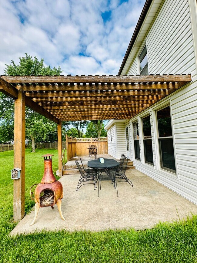 Building Photo - {15031} Charming Two Story Home + Huge, Fenced Yard + Cul de Sac