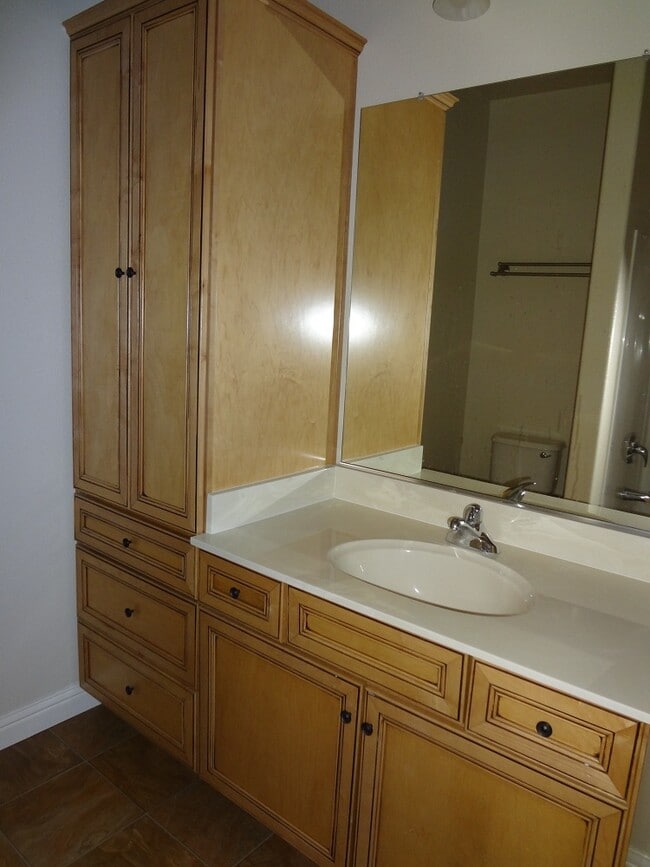 Building Photo - AVAILABLE NOW! Roseville 2 bed/2.5 bath, 2 Story Townhome!