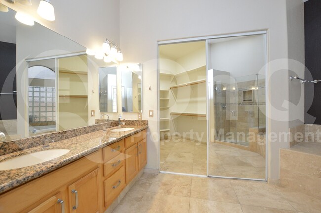 Building Photo - 727 S Peppertree Dr