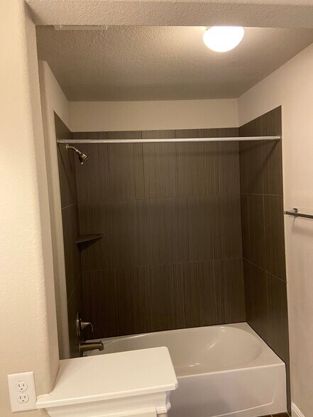 Second Full Bath - Tile - 2304 S Lakeline Blvd