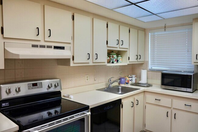 Building Photo - 3154 Via Poinciana