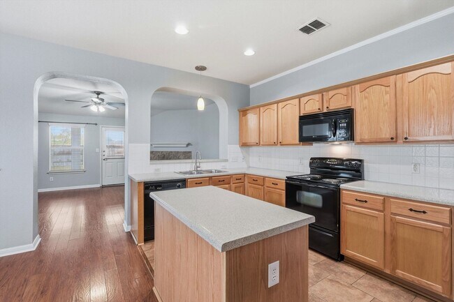 Building Photo - Freshly Painted Spacious 4 Bedroom!