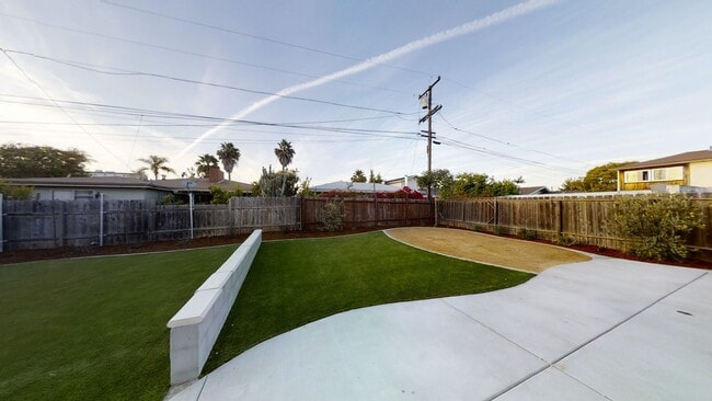 Building Photo - 4BD/2BA, Spacious Yard  (Lease out, pendin...