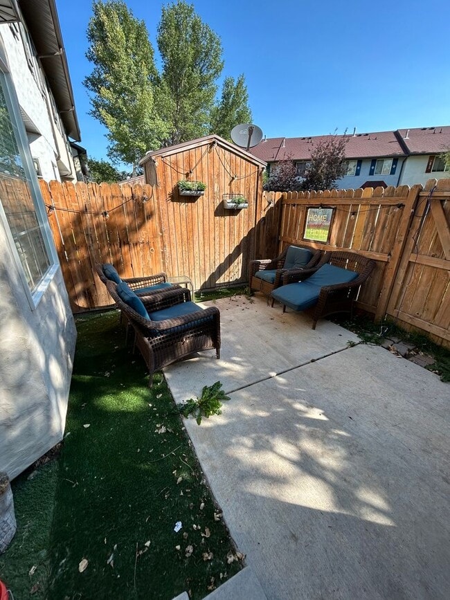 Building Photo - 3 Bedroom 2 Bathroom Townhouse in Midway U...