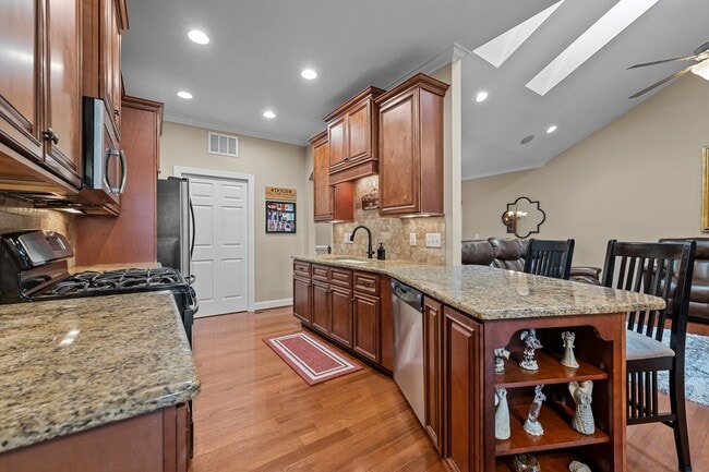 Building Photo - 1923 Strathmore Dr