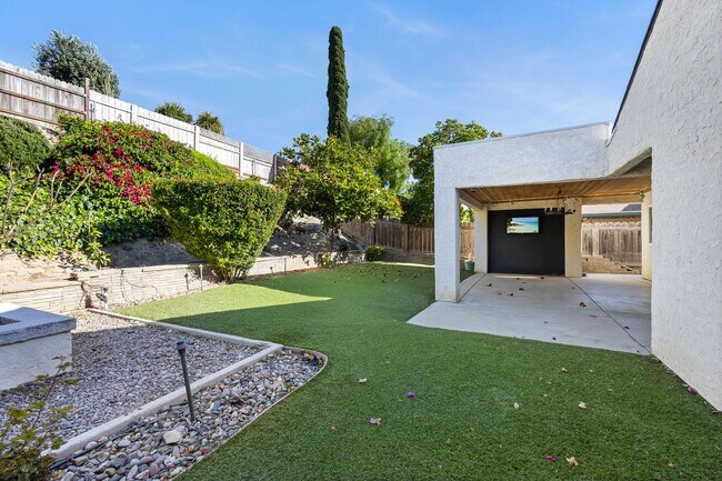 Building Photo - 3 Bedroom 2 Bathroom home available DECEMB...