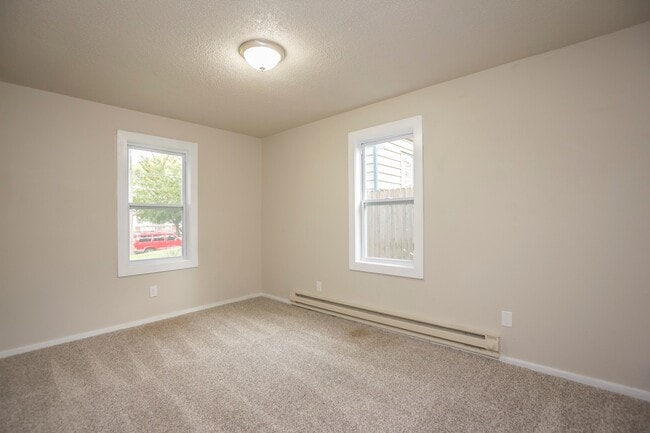 Building Photo - Update 1 bedroom Home with Fenced in Yard
