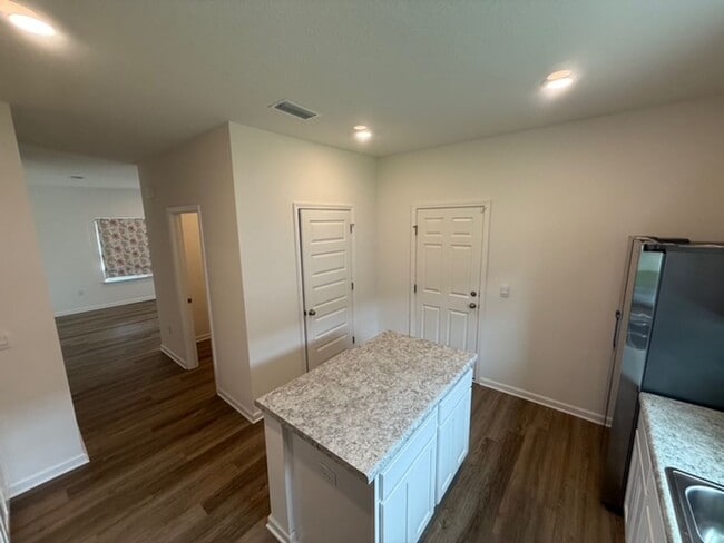 Building Photo - Beautiful 3/2 Single Family house with 2 car garage