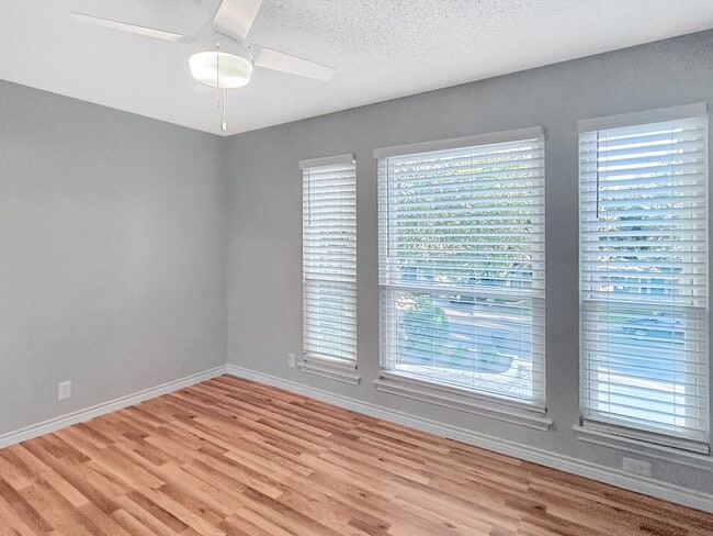 Building Photo - Updated Gem Near Thousand Oaks