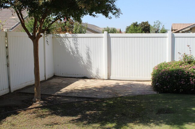 Building Photo - Northwest Bakersfield Home in the Village Green Community For Rent