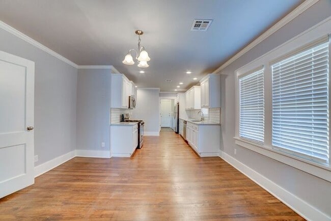 Building Photo - Classic Charm With All New Amenities 3/2 House!