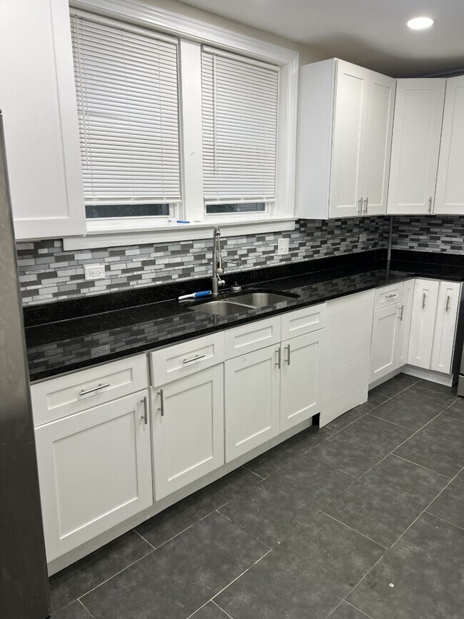 Building Photo - Charming 3-Bedroom Home | Updated Kitchen | Shared Laundry