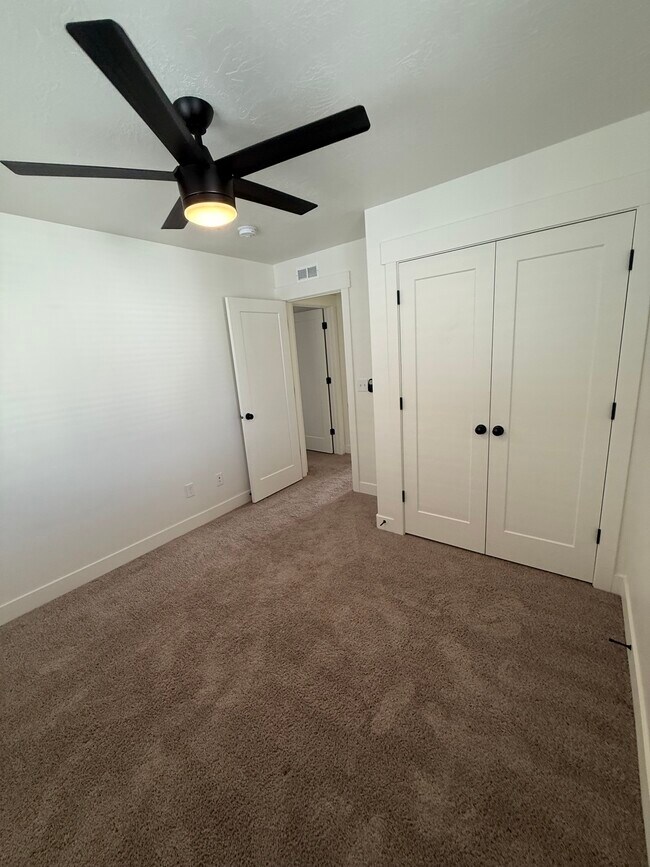 Building Photo - 4724 E Lk Cor Dr