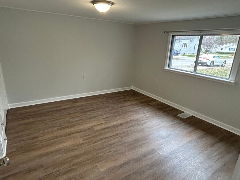 Building Photo - 810 Mc Connell St